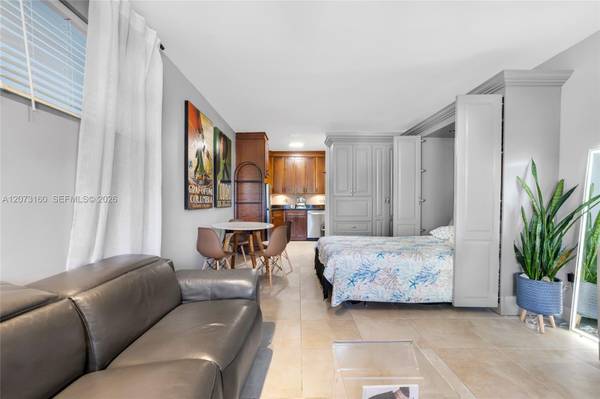 MIAMI BEACH FURNIHSED 1 BATH STUDIO UNIT PETS OK ART DECO POOL, image 3