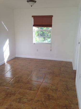 Close to UM and Hwy 826 — Studio Efficiency, image 2