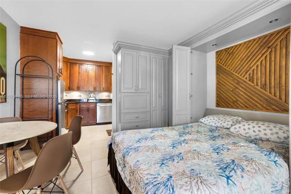 MIAMI BEACH FURNIHSED 1 BATH STUDIO UNIT PETS OK ART DECO POOL, image 5