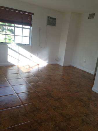 Close to UM and Hwy 826 — Studio Efficiency, image 1