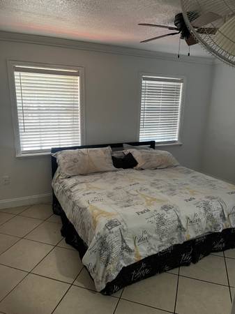 Efficiency for Rent-Homestead, image 1