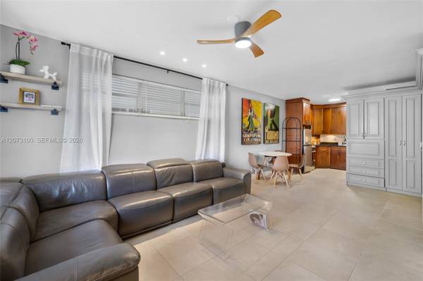 MIAMI BEACH FURNIHSED 1 BATH STUDIO UNIT PETS OK ART DECO POOL, image 1
