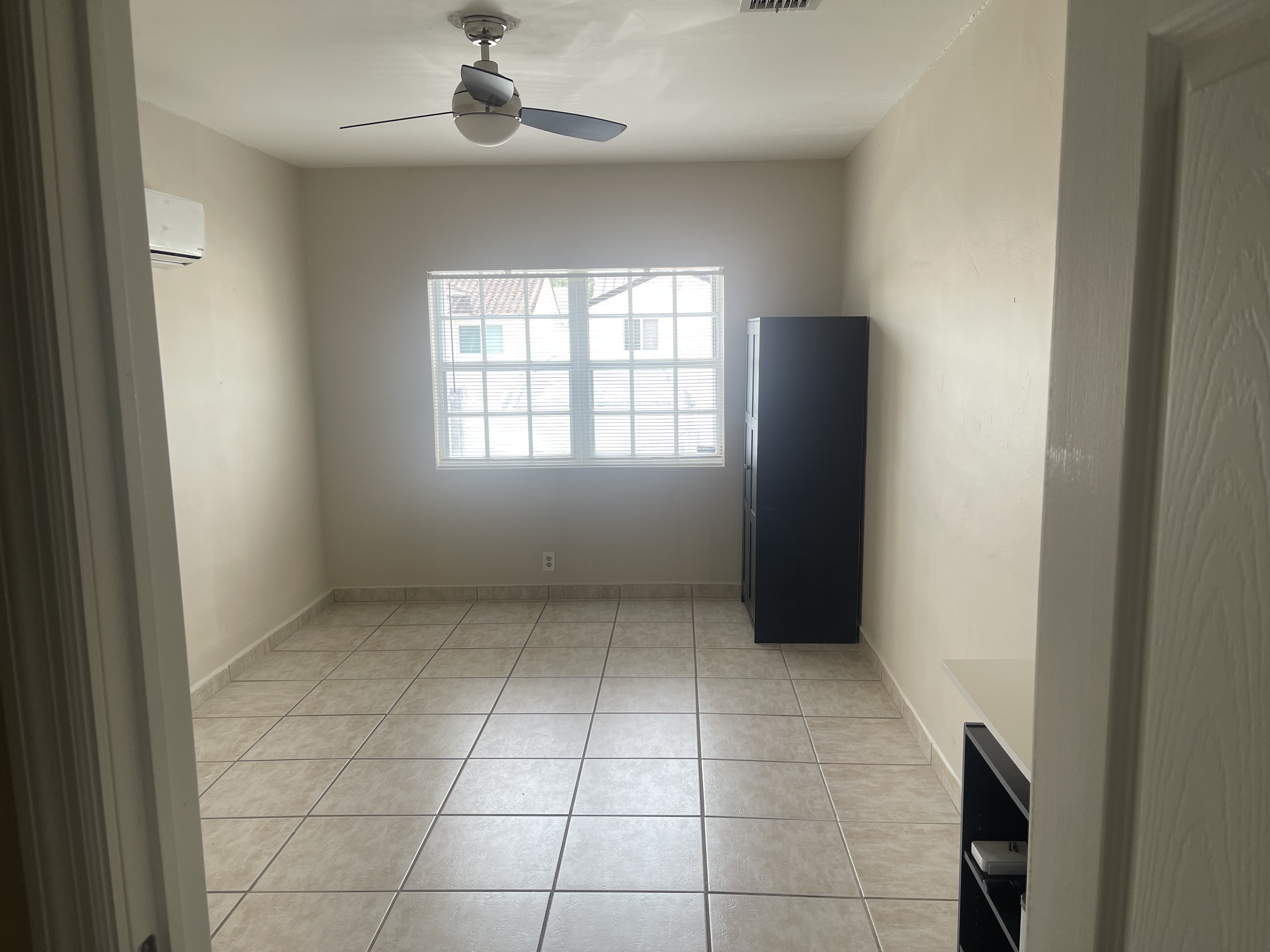Bright Efficiency w/ Private Entry & Parking – 5 Mins to Florida International University, image 1
