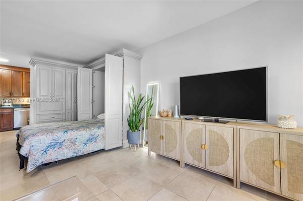MIAMI BEACH FURNIHSED 1 BATH STUDIO UNIT PETS OK ART DECO POOL, image 4