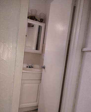 Efficiency for rent in Hialeah, FL 1,200 a month se habla espaniol, image 4