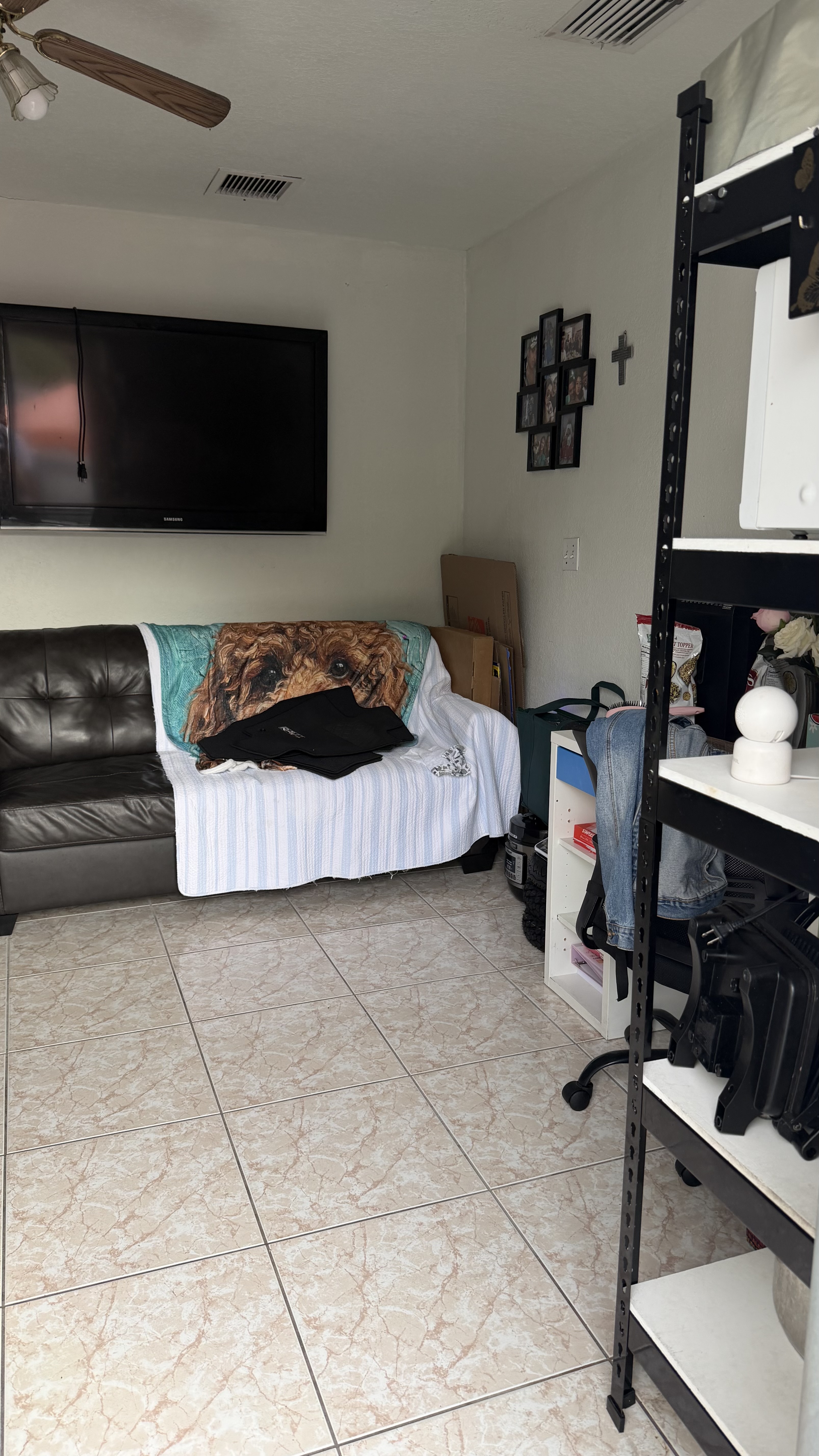 CENTRAL LOCATION PRIVATE 1/1 Efficiency Apt w Washer/Dryer, image 1