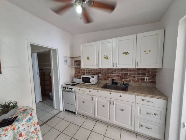 $1795/RENTO BONITO EFFICIENCY AMUEBLADO, image 3